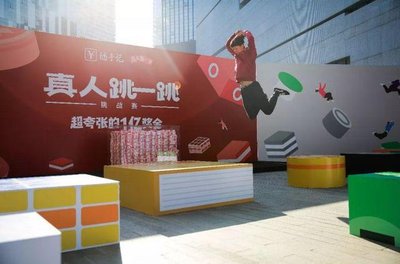 学生与老师进行传媒项目讨论