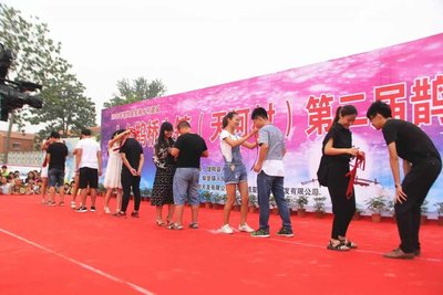 中传宿舍楼外观：红砖建筑，绿树掩映，充满文化气息。
