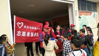 传媒公司办公室场景，展现创意氛围和团队协作