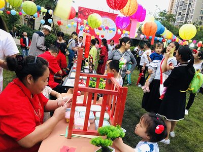 河北传媒学院学生在操场上进行夜间锻炼