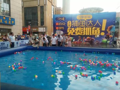 光视传媒的标志性项目现场，观众沉浸在绚丽的视觉效果中