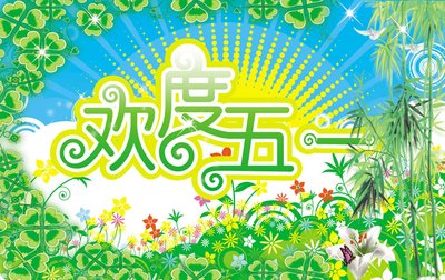 福建电视台记者正在采访一位老艺人，了解闽南传统技艺的传承情况。