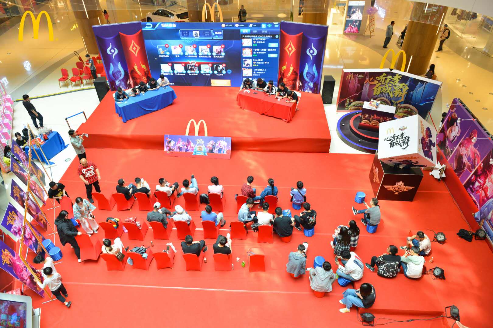 描绘候普传媒跨平台视频整合的示意图，展示从内容创建到用户互动的全过程