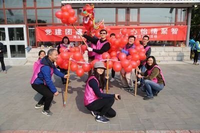 河北传媒学院学生在摄影棚内进行拍摄实践