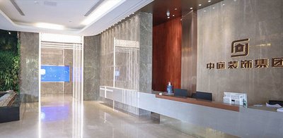 一幅生动描绘文化传媒公司数字转型的插图，展示从传统媒体到数字平台的演变过程