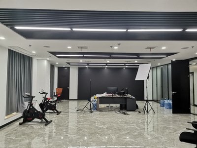 活跃传媒团队正在进行头脑风暴，集思广益，力求创造出更具影响力的内容。