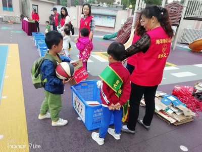 多个媒体平台前的佰昌传媒团队协作