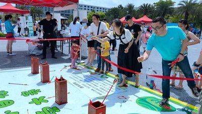 风车传媒的创新传播活动现场，观众沉浸在互动品牌故事中