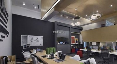 青果传媒团队创意会议场景，展现数字营销策略的多样性与创新