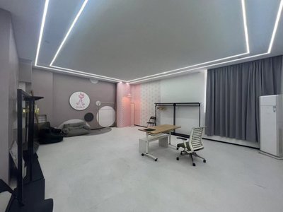 学生聚集在电脑前进行艺考成绩查询