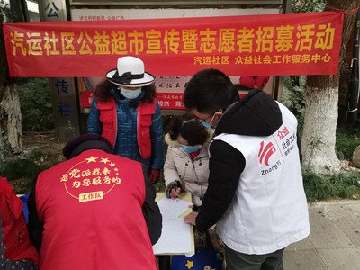 柠传媒团队在拍摄现场，专注地工作，力求捕捉每一个精彩瞬间。