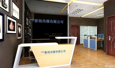 橙色传媒创意团队协作讨论场景